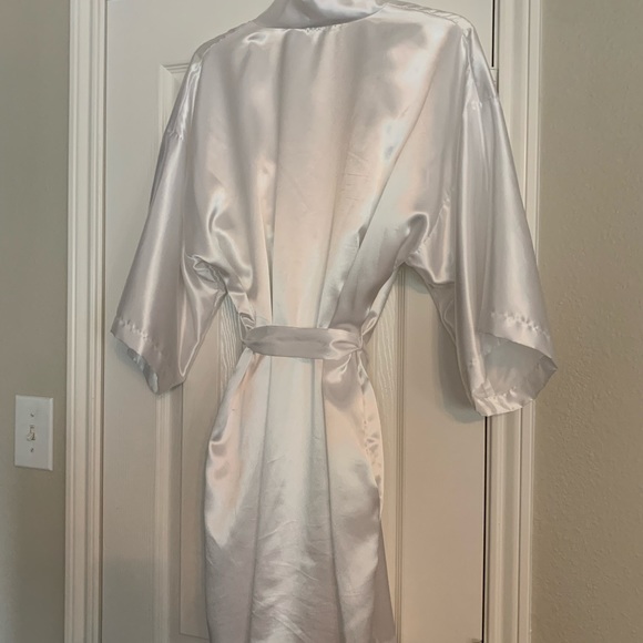 Short white gown and belted robe. Size M. Gown straps are beaded appliqué. - Picture 2 of 7